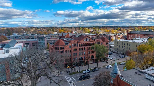 $32 | 516 Broadway, Saratoga Springs, NY 12866