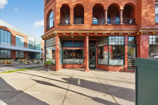 $32 | 516 Broadway, Saratoga Springs, NY 12866