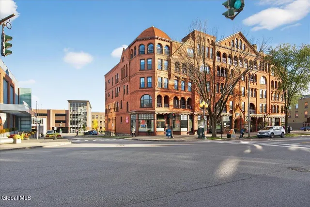 $32 | 516 Broadway, Saratoga Springs, NY 12866