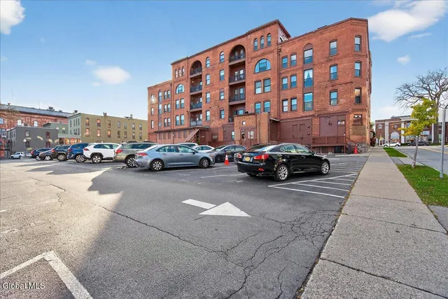 $32 | 516 Broadway, Saratoga Springs, NY 12866