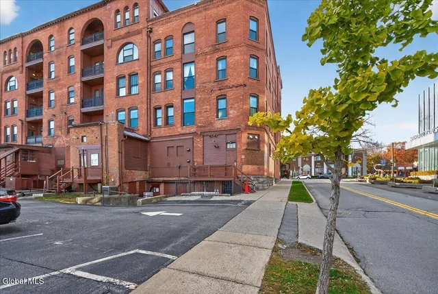 $32 | 516 Broadway, Saratoga Springs, NY 12866