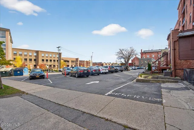 $32 | 516 Broadway, Saratoga Springs, NY 12866