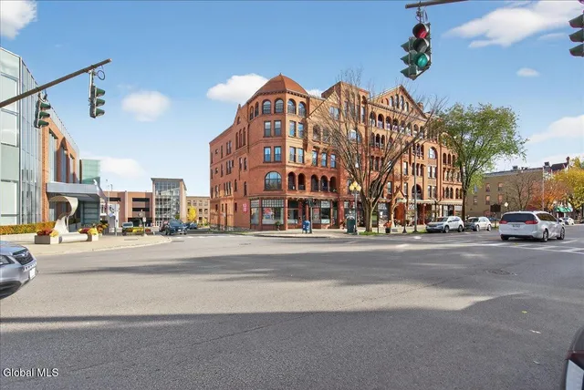 $32 | 516 Broadway, Saratoga Springs, NY 12866