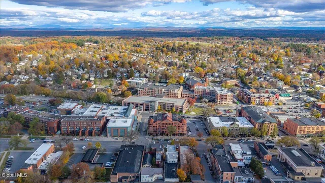 $32 | 516 Broadway, Saratoga Springs, NY 12866