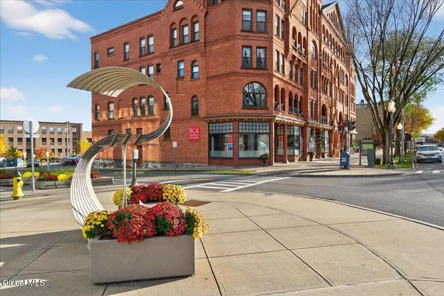 $32 | 516 Broadway, Saratoga Springs, NY 12866