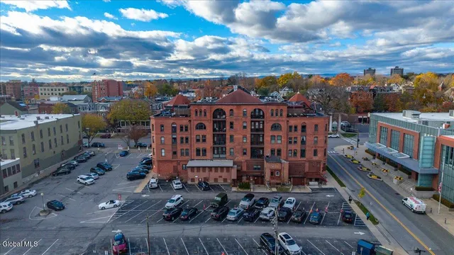 $32 | 516 Broadway, Saratoga Springs, NY 12866