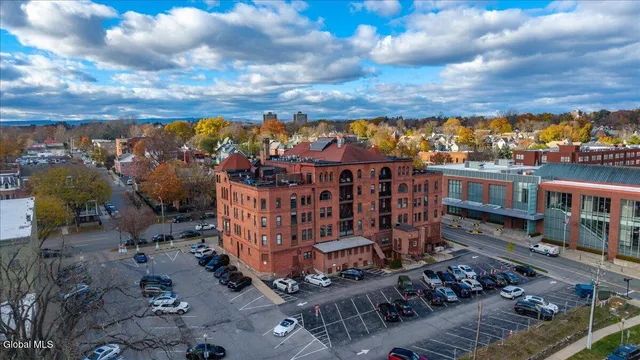 $32 | 516 Broadway, Saratoga Springs, NY 12866