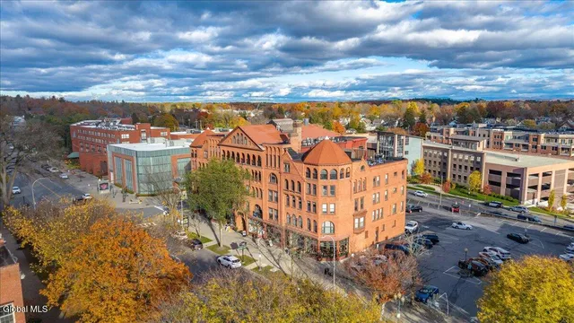 $32 | 516 Broadway, Saratoga Springs, NY 12866