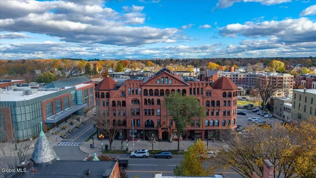 $32 | 516 Broadway, Saratoga Springs, NY 12866