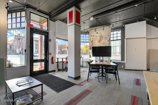 $32 | 516 Broadway, Saratoga Springs, NY 12866