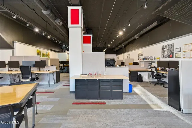 $32 | 516 Broadway, Saratoga Springs, NY 12866