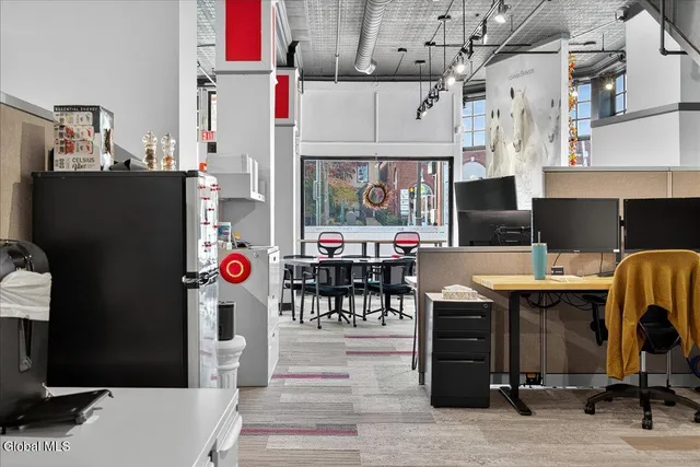 $32 | 516 Broadway, Saratoga Springs, NY 12866