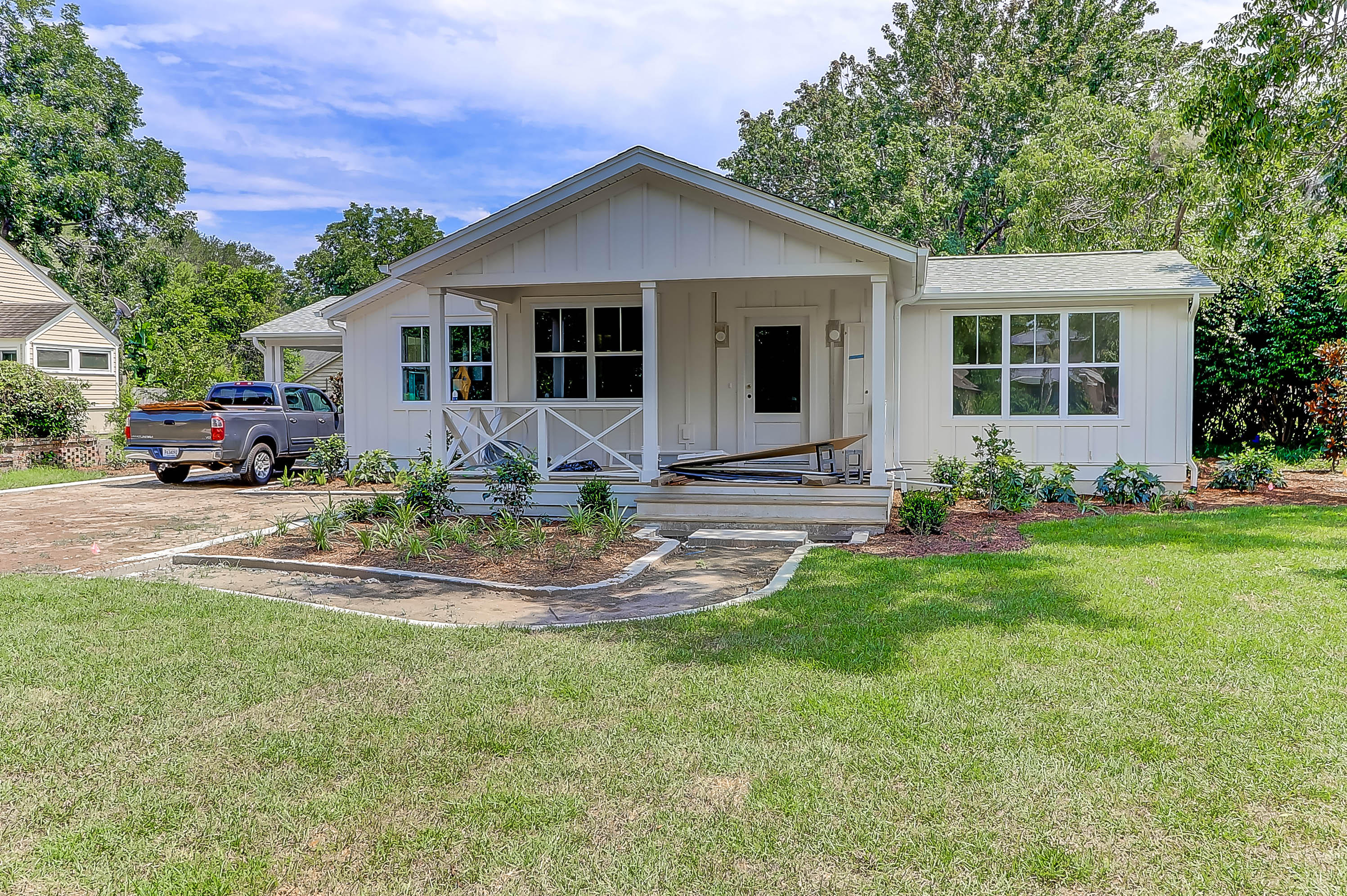 2041 Wappoo Hall Road Charleston, SC 29412 - Photo 1 of 29 2041 Wappoo re1 (1)