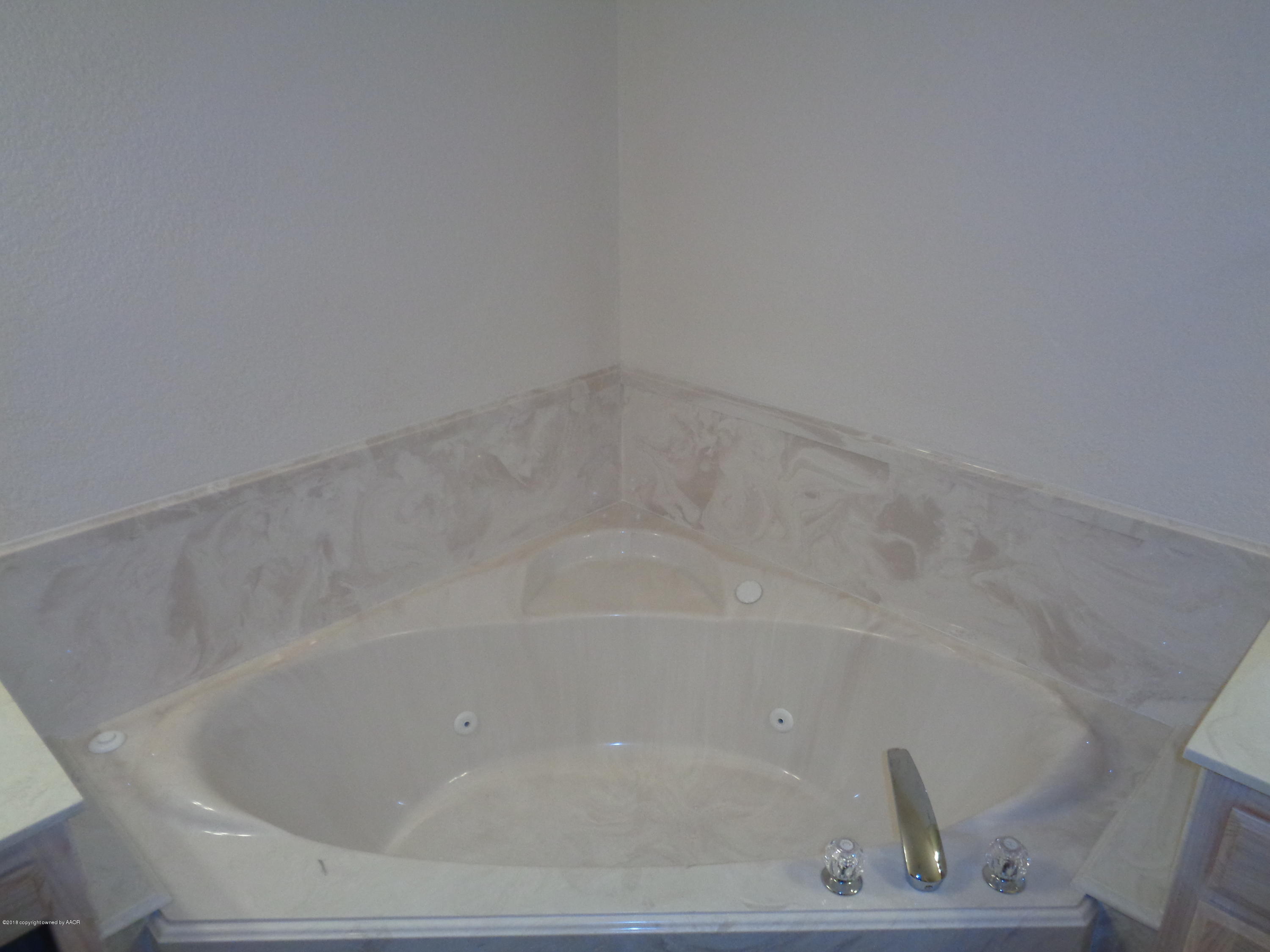 7012 Thunder Road Amarillo, TX 79119 - Photo 16 of 28 Master Jetted Tub