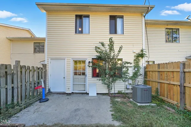 a view of a house with backyard and garden