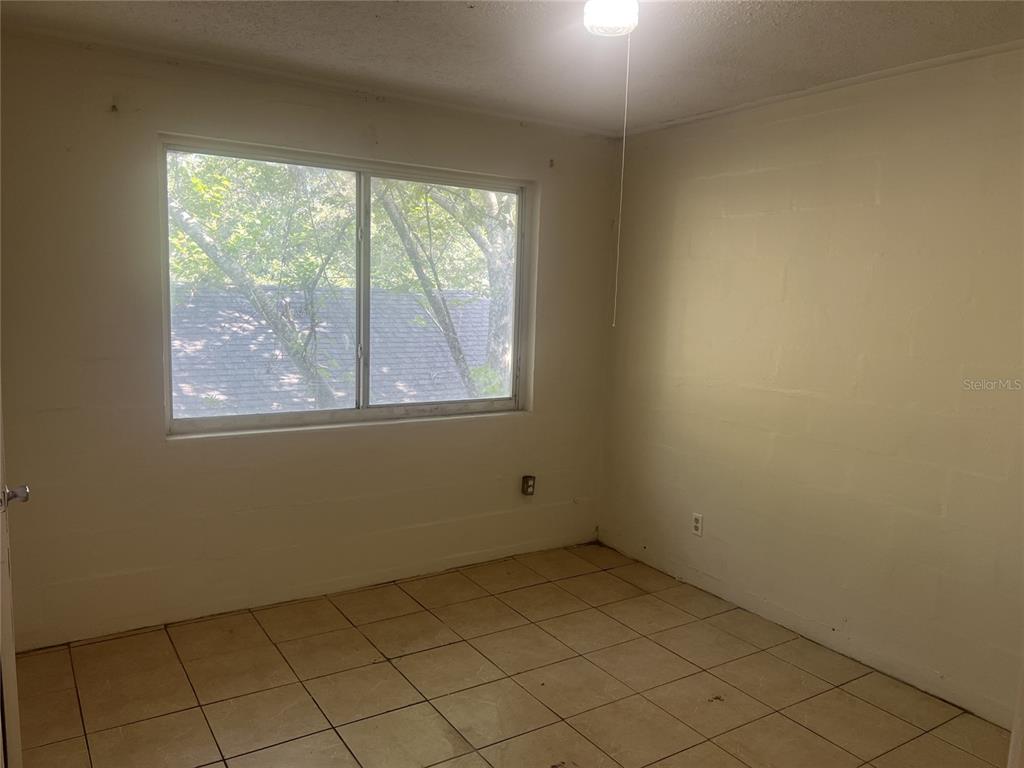 543 Division Street, Unit 3 Daytona Beach, FL 32114 - Photo 5 of 11 an empty room with a window