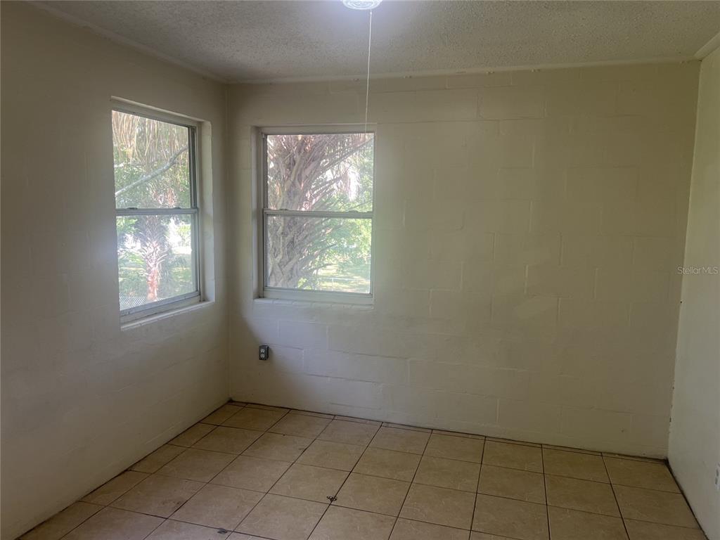 543 Division Street, Unit 3 Daytona Beach, FL 32114 - Photo 7 of 11 an empty room with windows