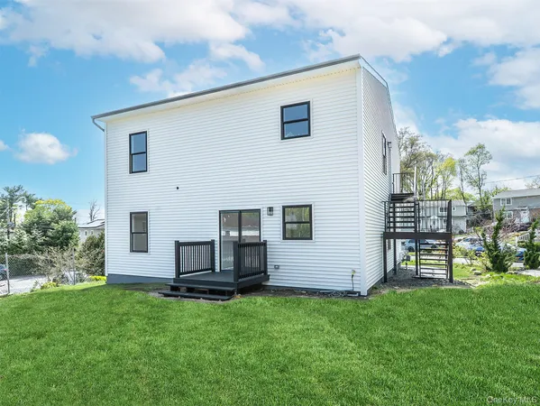 a view of a house with backyard
