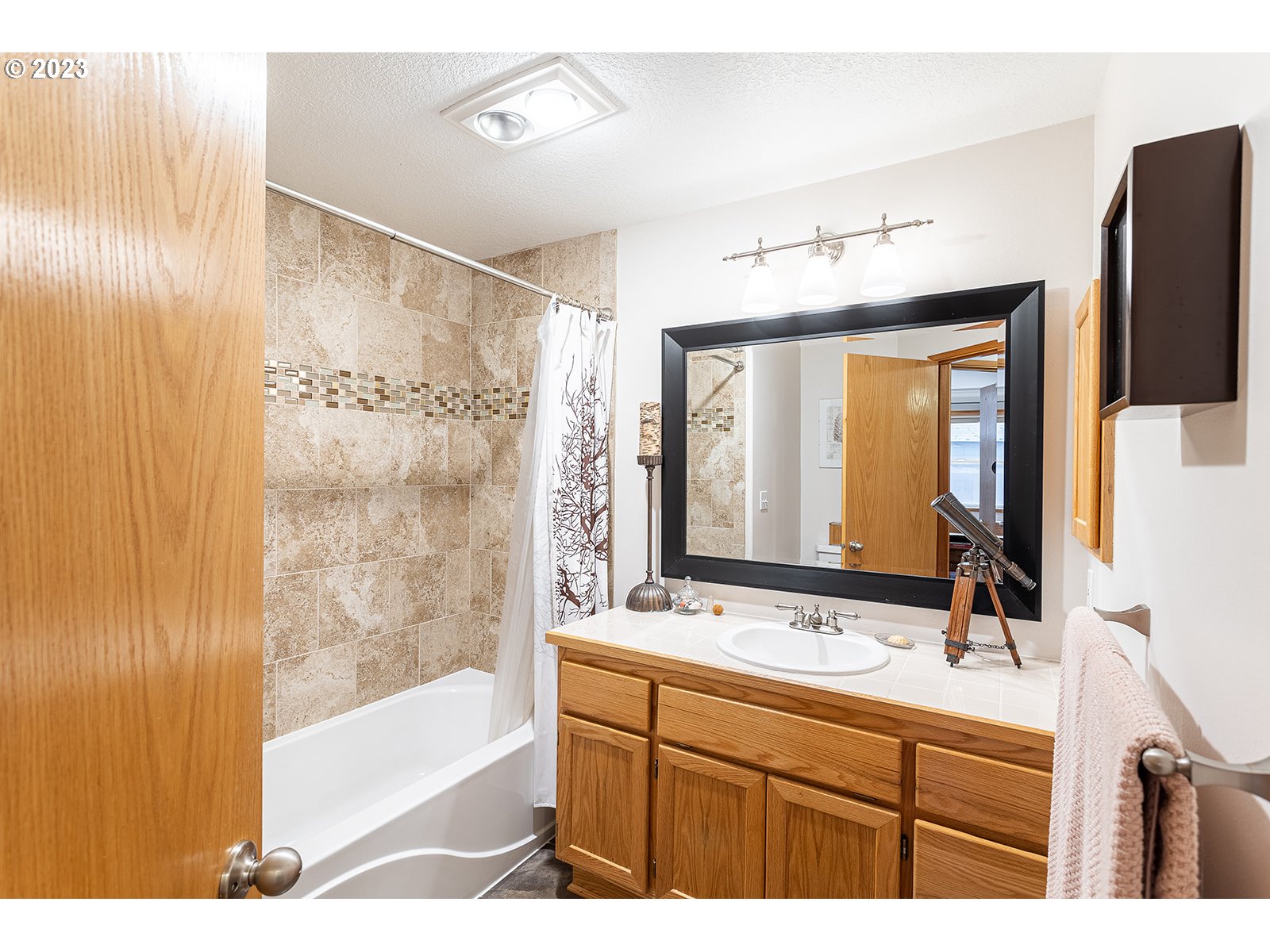 4010 Torrington Avenue Eugene, OR 97404 - Photo 19 of 35 a bathroom with a bathtub sink and mirror