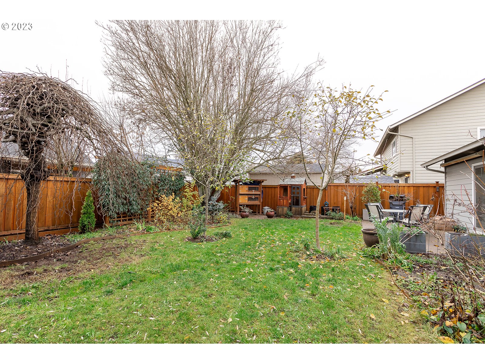 4010 Torrington Avenue Eugene, OR 97404 - Photo 35 of 35 a backyard of a house with table and chairs