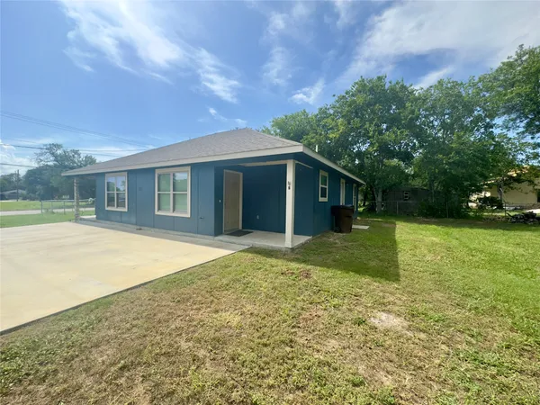 $1,200 | 513 West China Street, Unit B, Lockhart, TX 78644