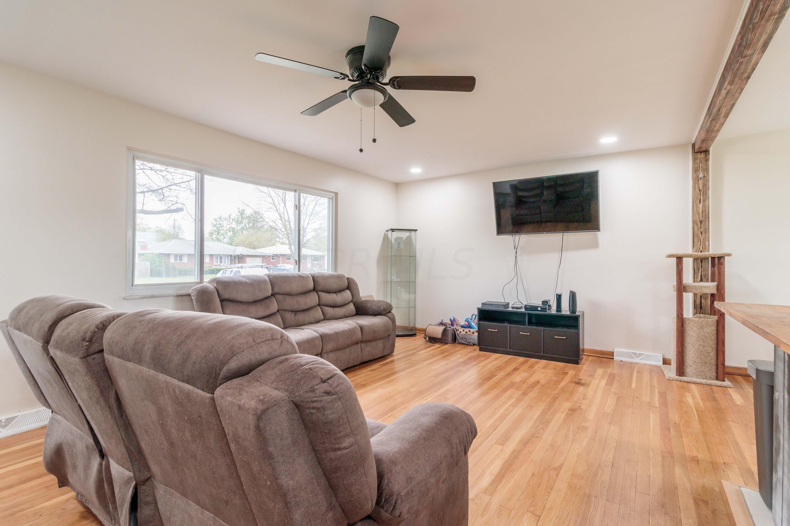4420 Kenfield Road Columbus, OH 43224 - Photo 4 of 42 Living Room