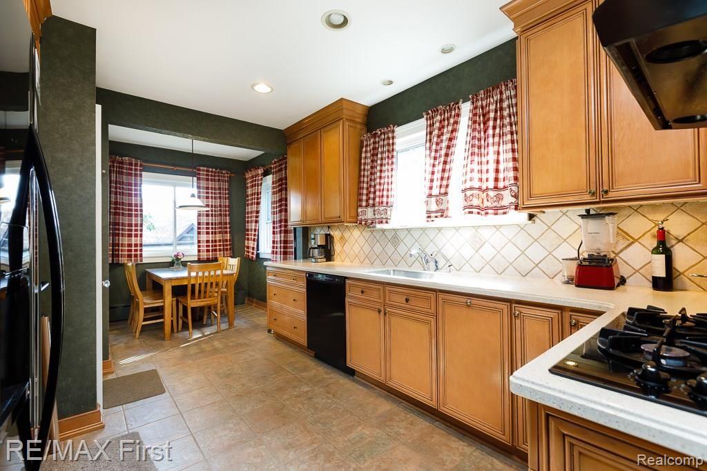 1845 Hawthorne Road Grosse Pointe, MI 48236 - Photo 8 of 26 1845-Hawthorne-Road-009.jpg