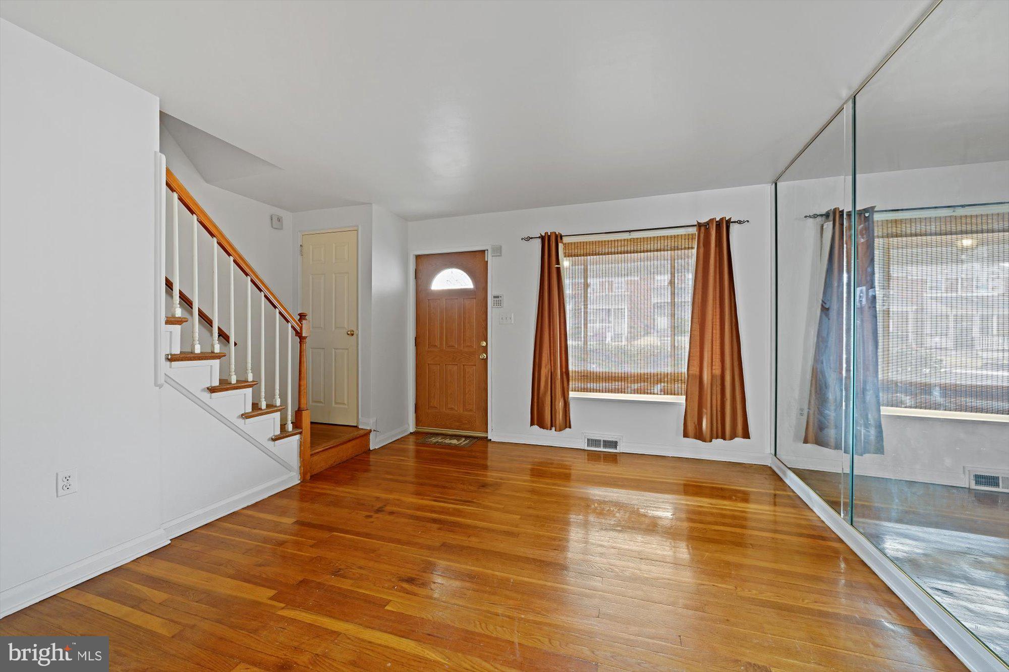 551 Brisbane Road Baltimore, MD 21229 - Photo 3 of 37 Living Room