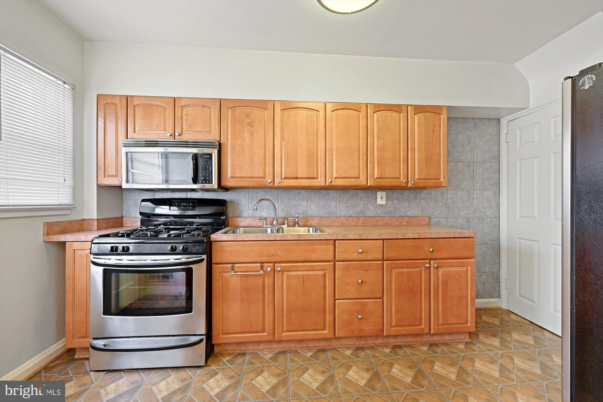 551 Brisbane Road Baltimore, MD 21229 - Photo 8 of 37 Stainless Steel Appliances