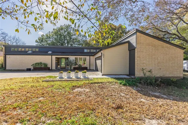a view of a house with swimming pool and sitting area