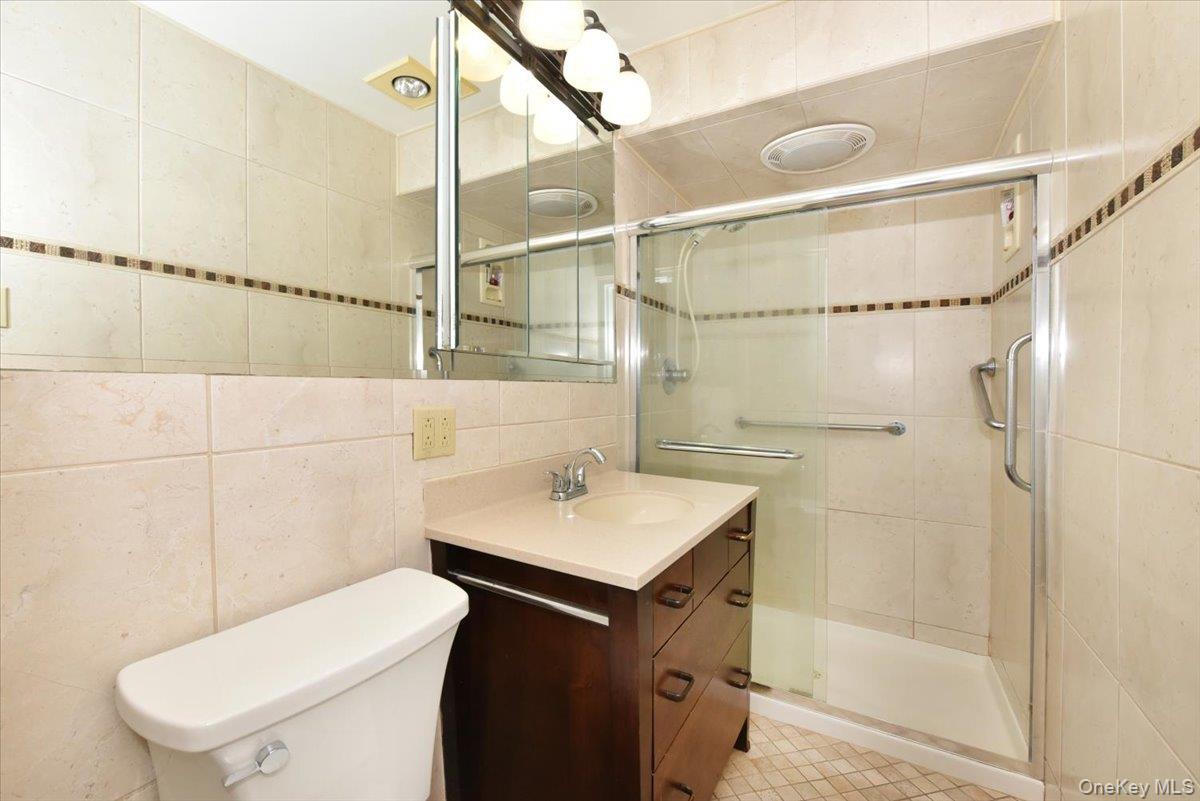 180 South Middle Neck Road, Unit 3K Great Neck, NY 11021 - Photo 13 of 20 Primary Bath #1