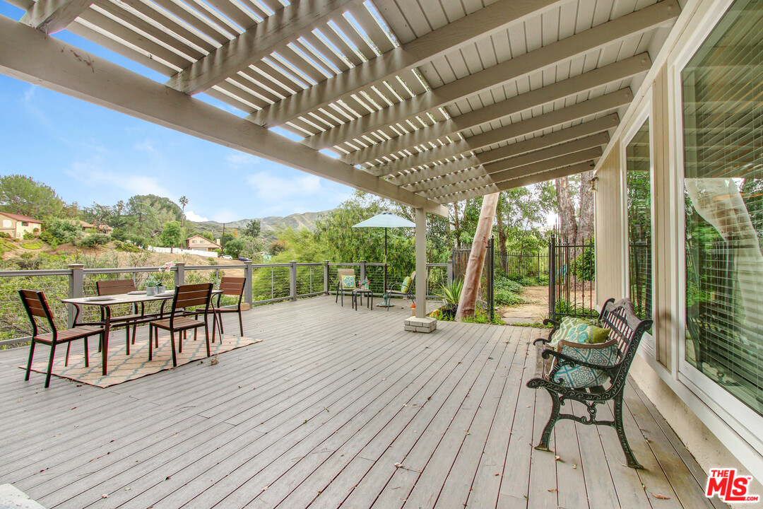 9558 Inspiration Way Tujunga, CA 91042 - Photo 2 of 27 Gallery Image 2