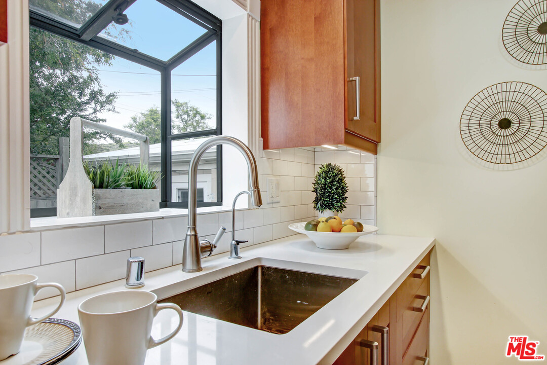 9558 Inspiration Way Tujunga, CA 91042 - Photo 11 of 27 Gallery Image 11