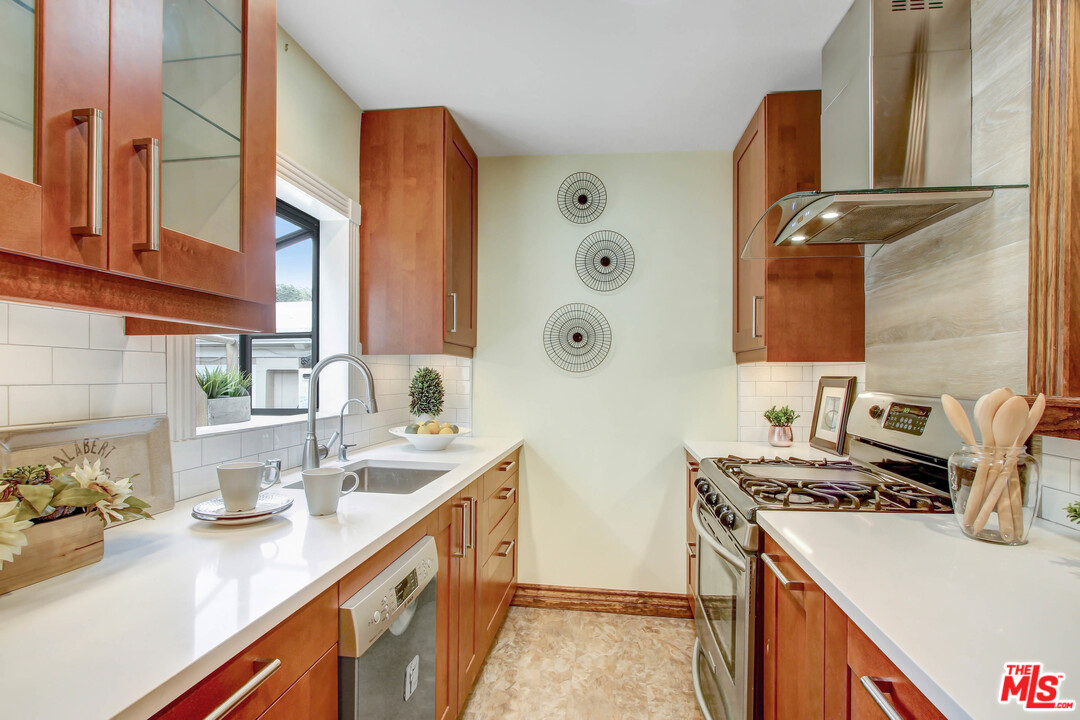 9558 Inspiration Way Tujunga, CA 91042 - Photo 10 of 27 Gallery Image 10