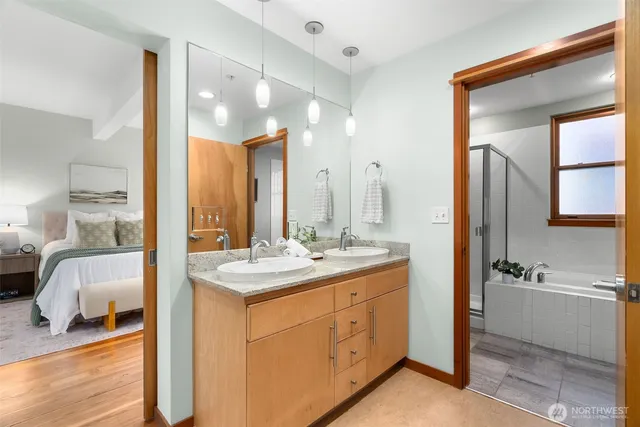a en suite bathroom with a double vanity sink and mirror