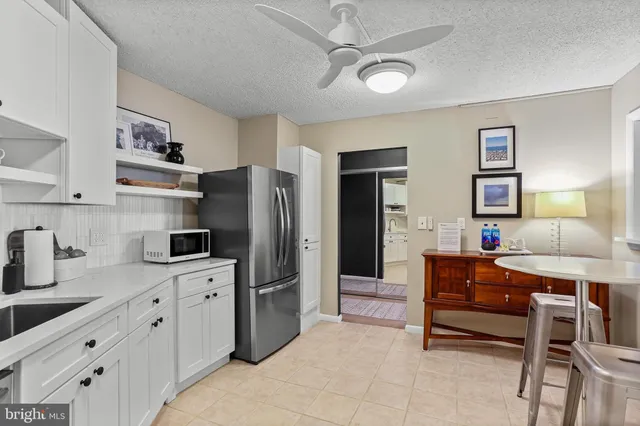 a room with two chair and a mirror