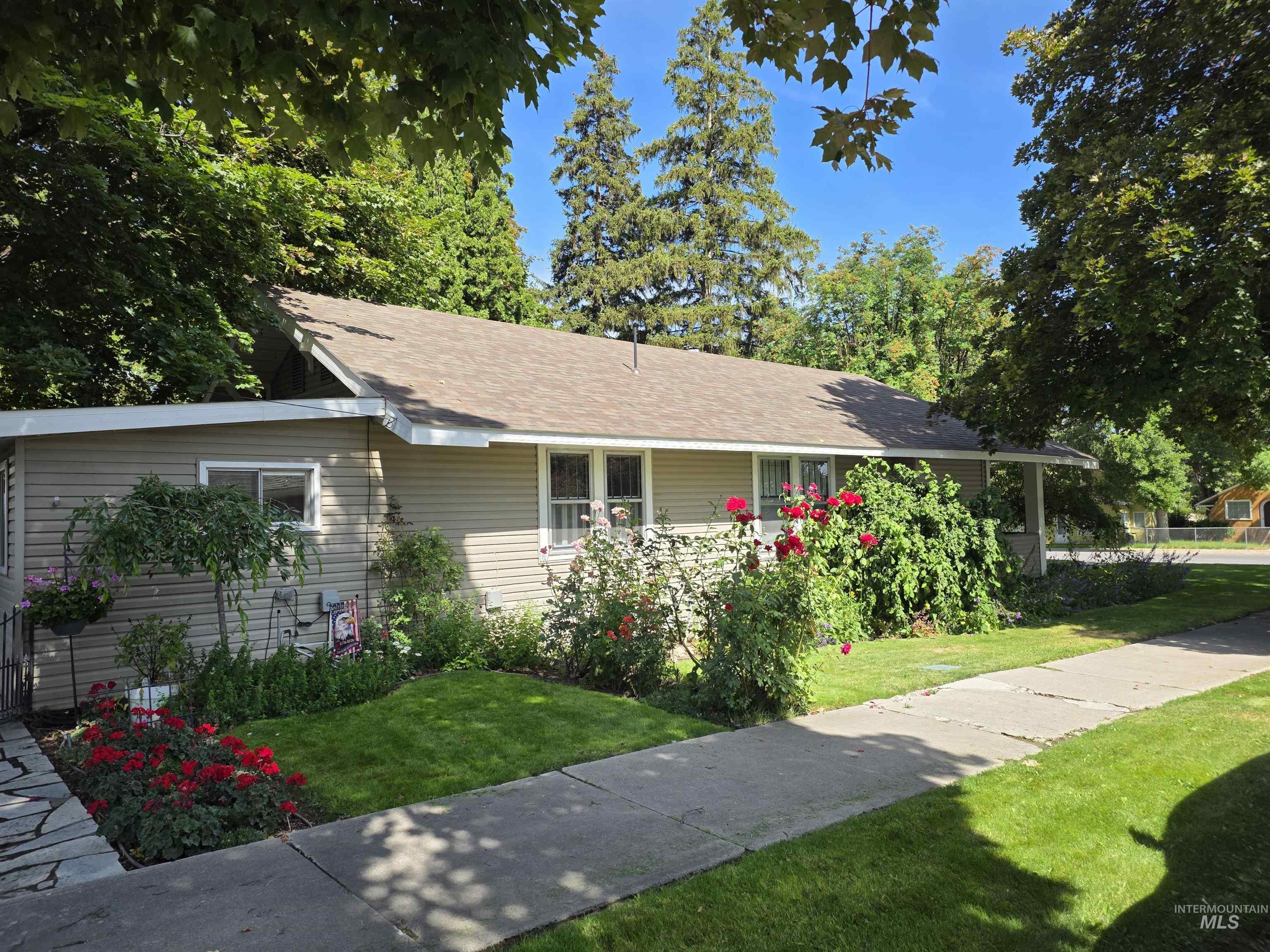 421 East Main Street Jerome, ID 83338 - Photo 2 of 13 Ranch-style residence featuring horizontal siding and a gabled roof