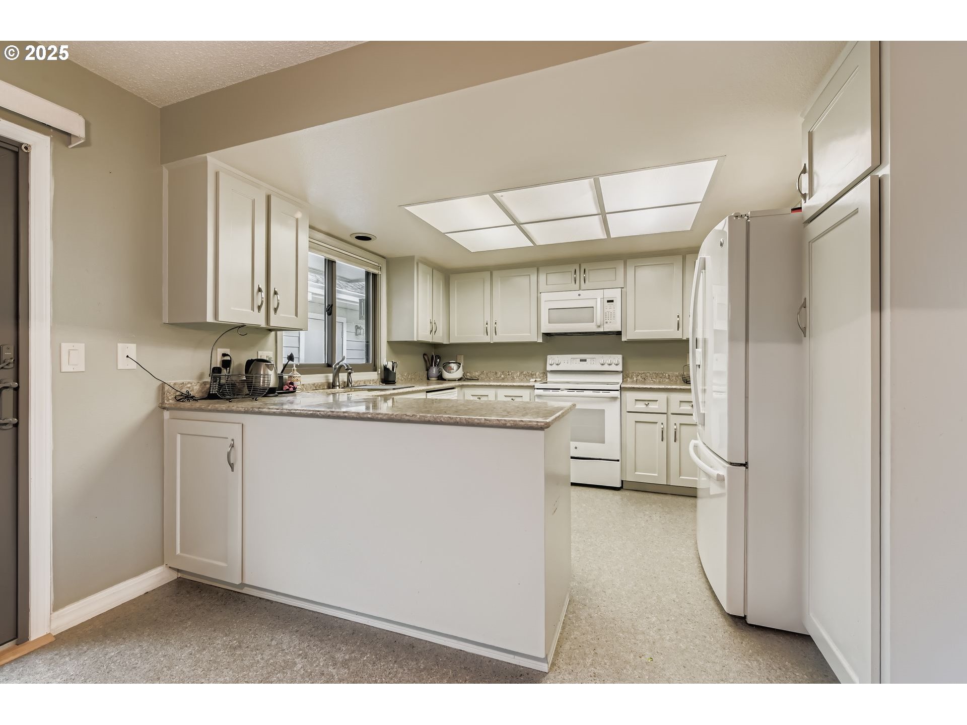 32655 Southwest Lake Point Court Wilsonville, OR 97070 - Photo 12 of 30 Kitchen
