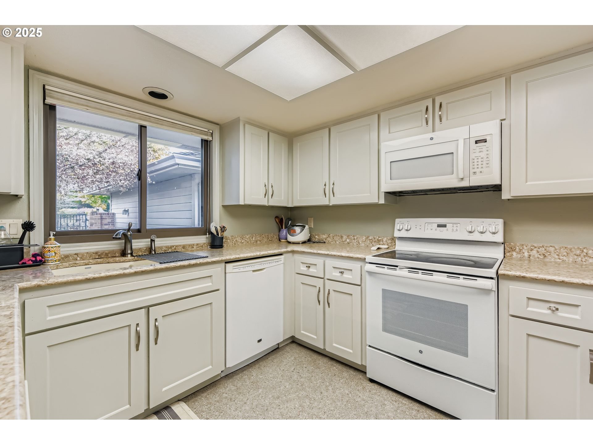 32655 Southwest Lake Point Court Wilsonville, OR 97070 - Photo 13 of 30 Kitchen