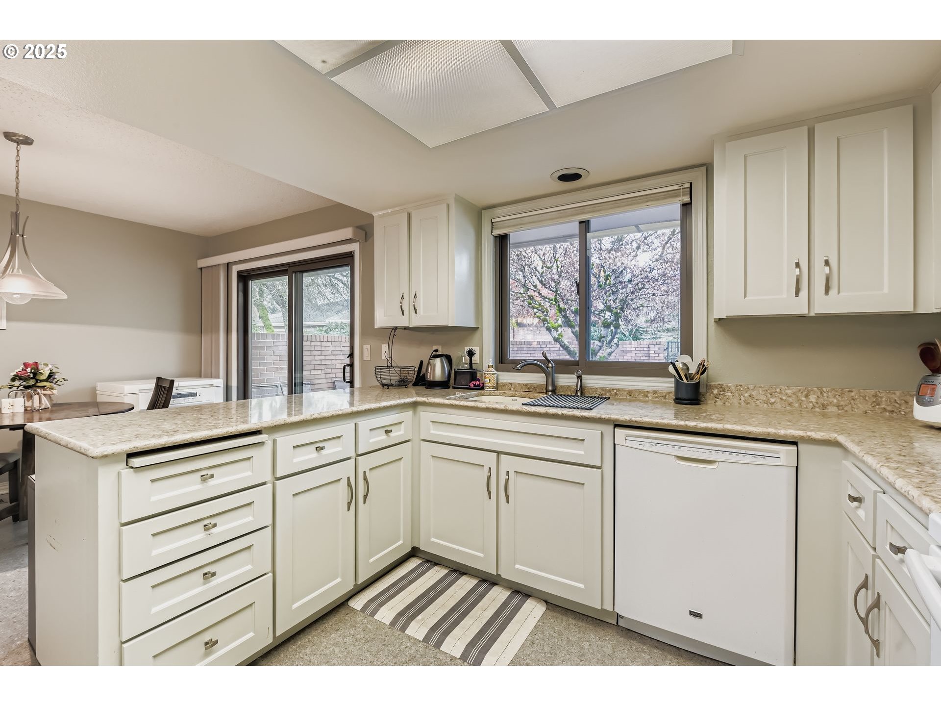 32655 Southwest Lake Point Court Wilsonville, OR 97070 - Photo 14 of 30 Kitchen