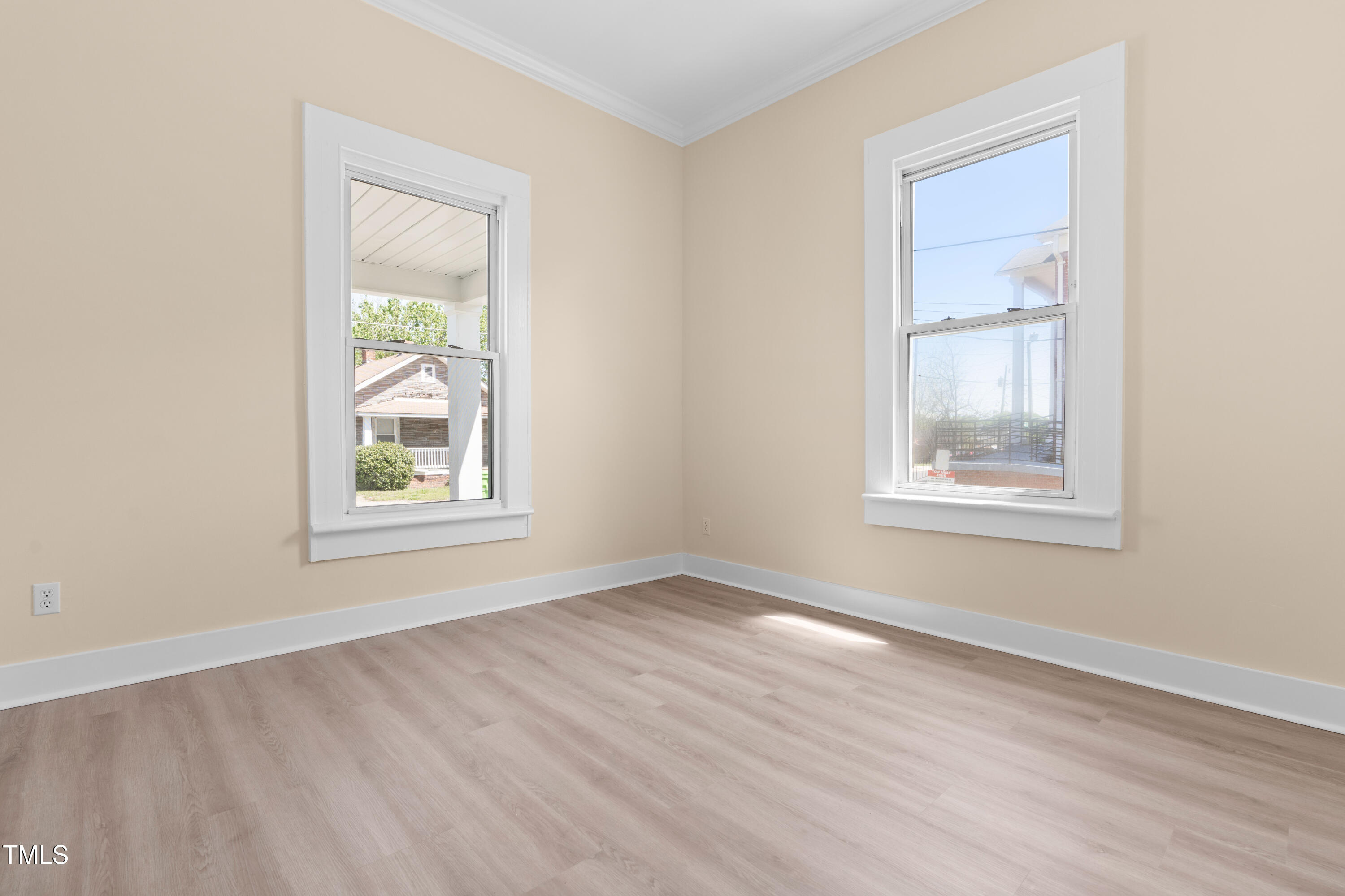 314 Bledsoe Avenue Raleigh, NC 27601 - Photo 17 of 21 an empty room with windows and closet