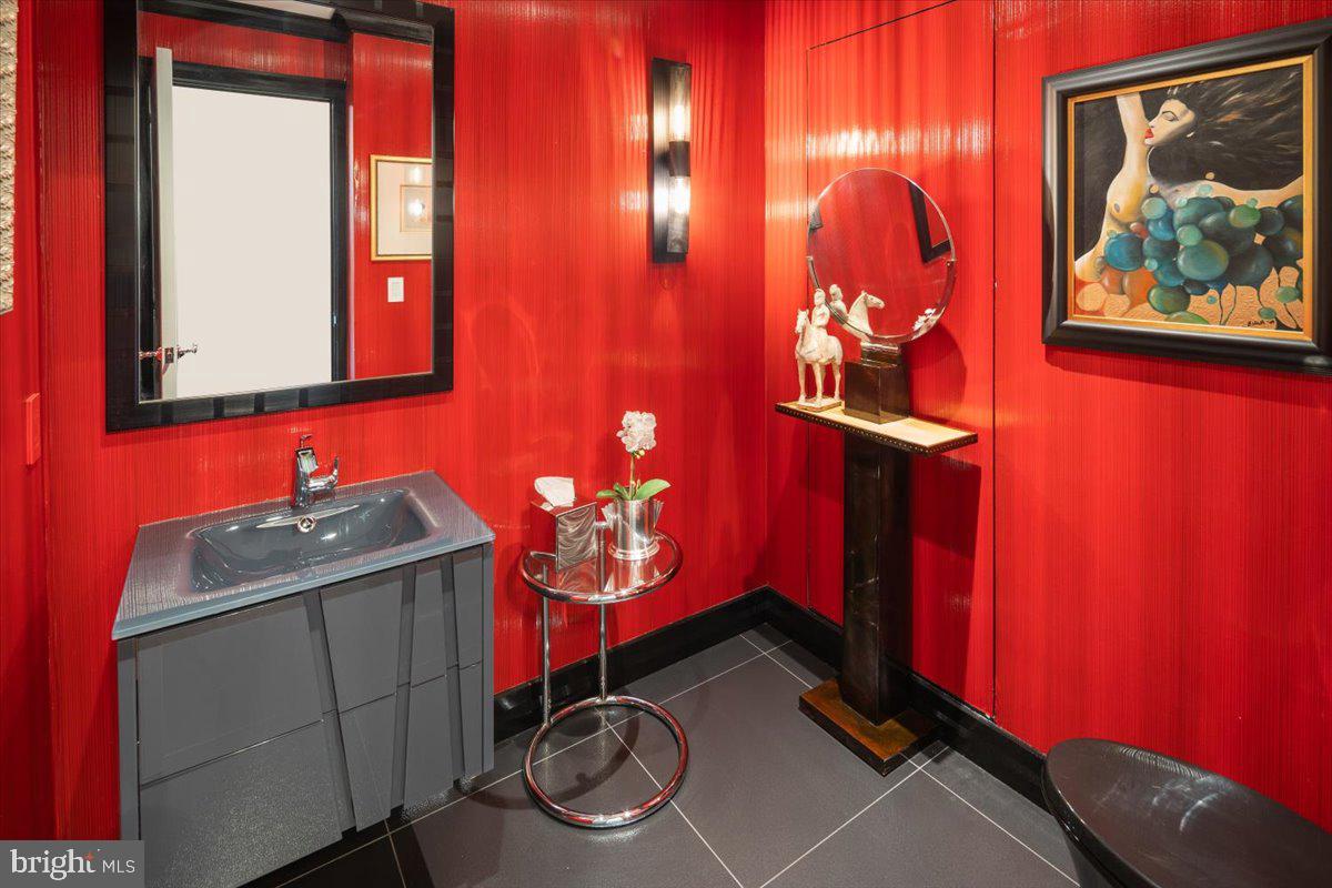 241 South 6th Street, Unit PH2505/2406 Philadelphia, PA 19106 - Photo 12 of 41 Powder Room