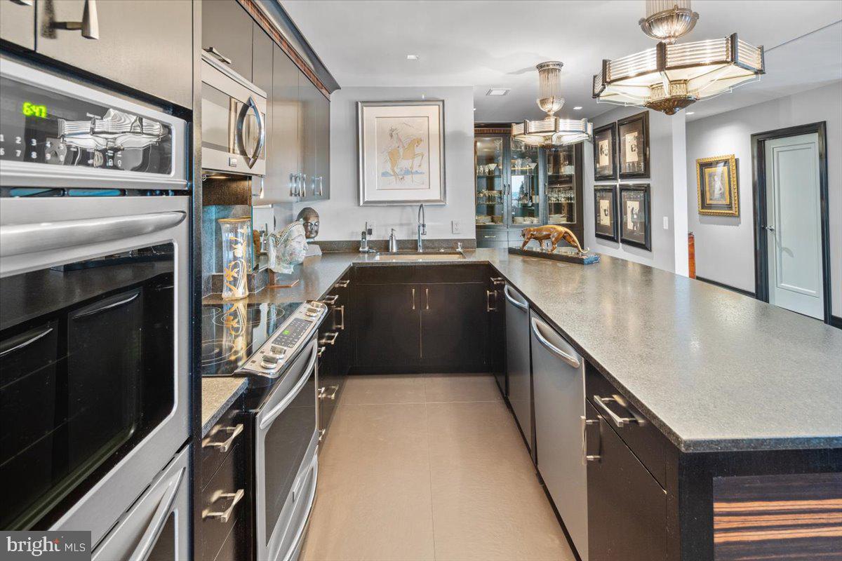 241 South 6th Street, Unit PH2505/2406 Philadelphia, PA 19106 - Photo 22 of 41 Gourmet Kitchen