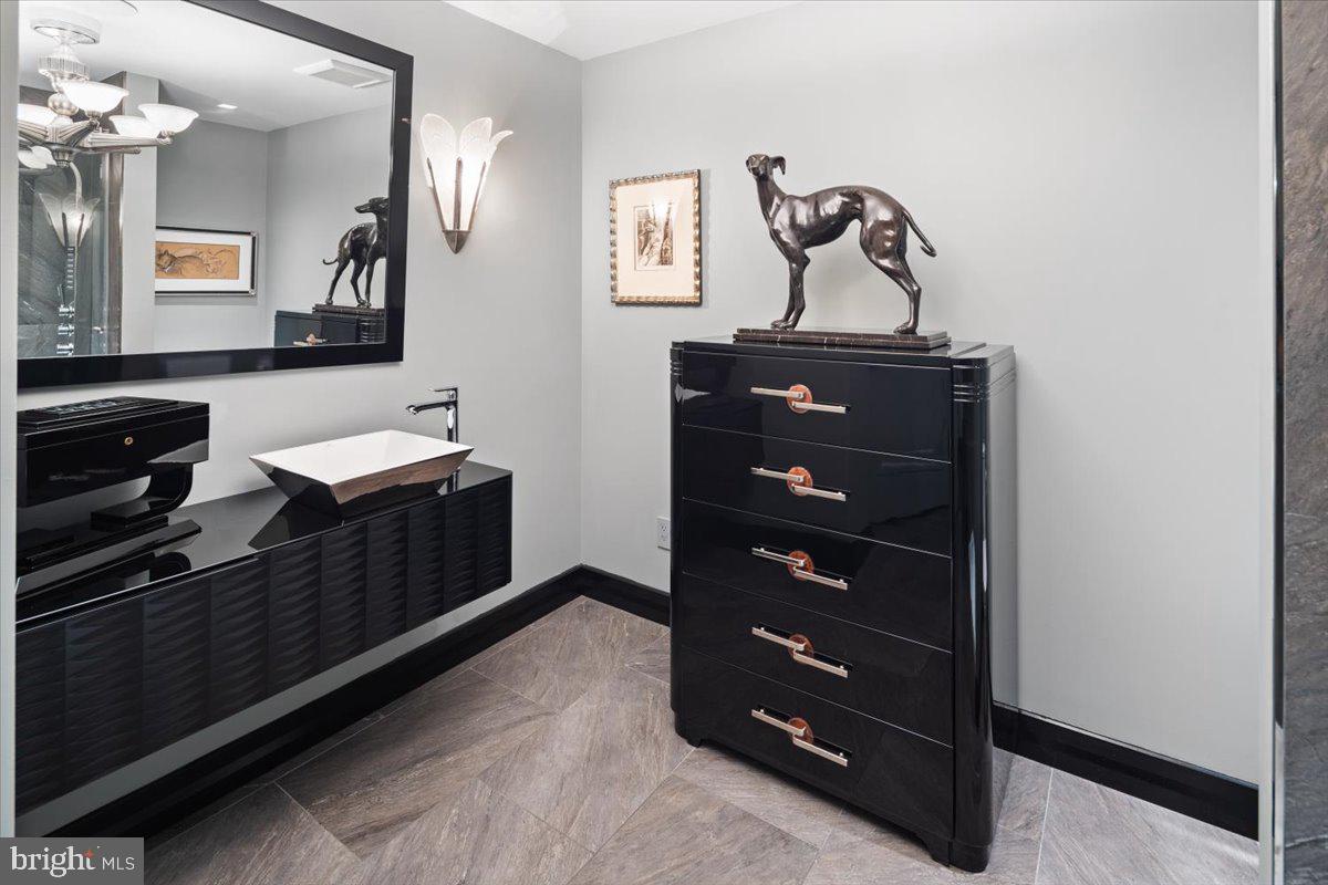 241 South 6th Street, Unit PH2505/2406 Philadelphia, PA 19106 - Photo 26 of 41 Full Bathroom on First Floor