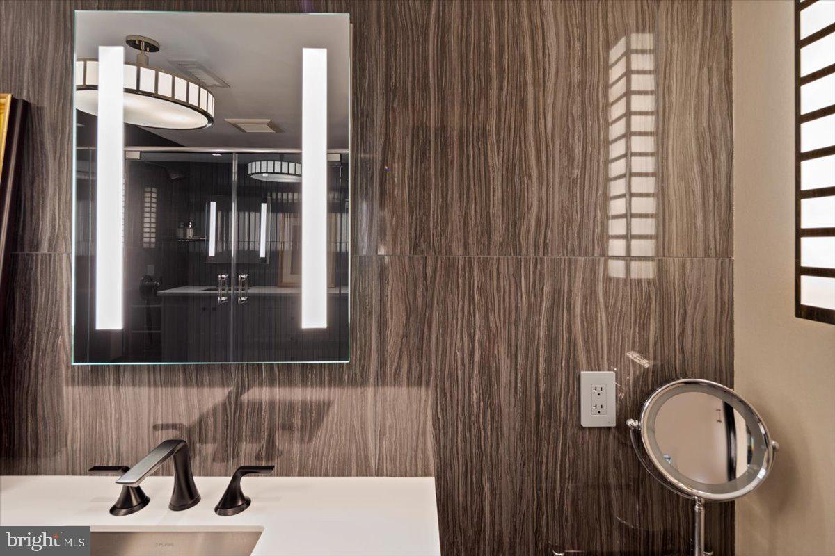 241 South 6th Street, Unit PH2505/2406 Philadelphia, PA 19106 - Photo 37 of 41 Primary Bath