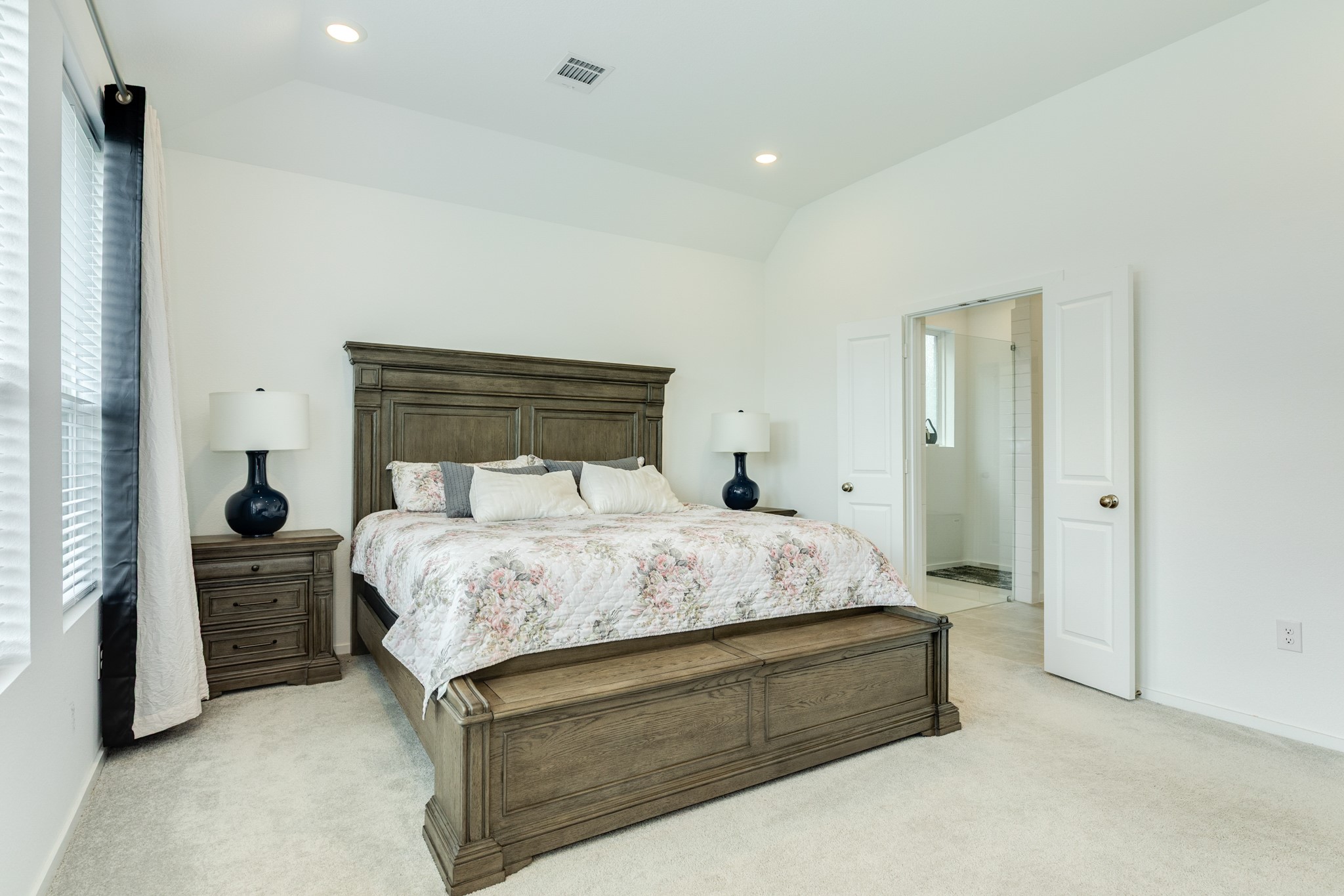 2618 Jasper Oaks Drive Rosharon, TX 77583 - Photo 19 of 43 a large bed sitting in a room next to a lamp