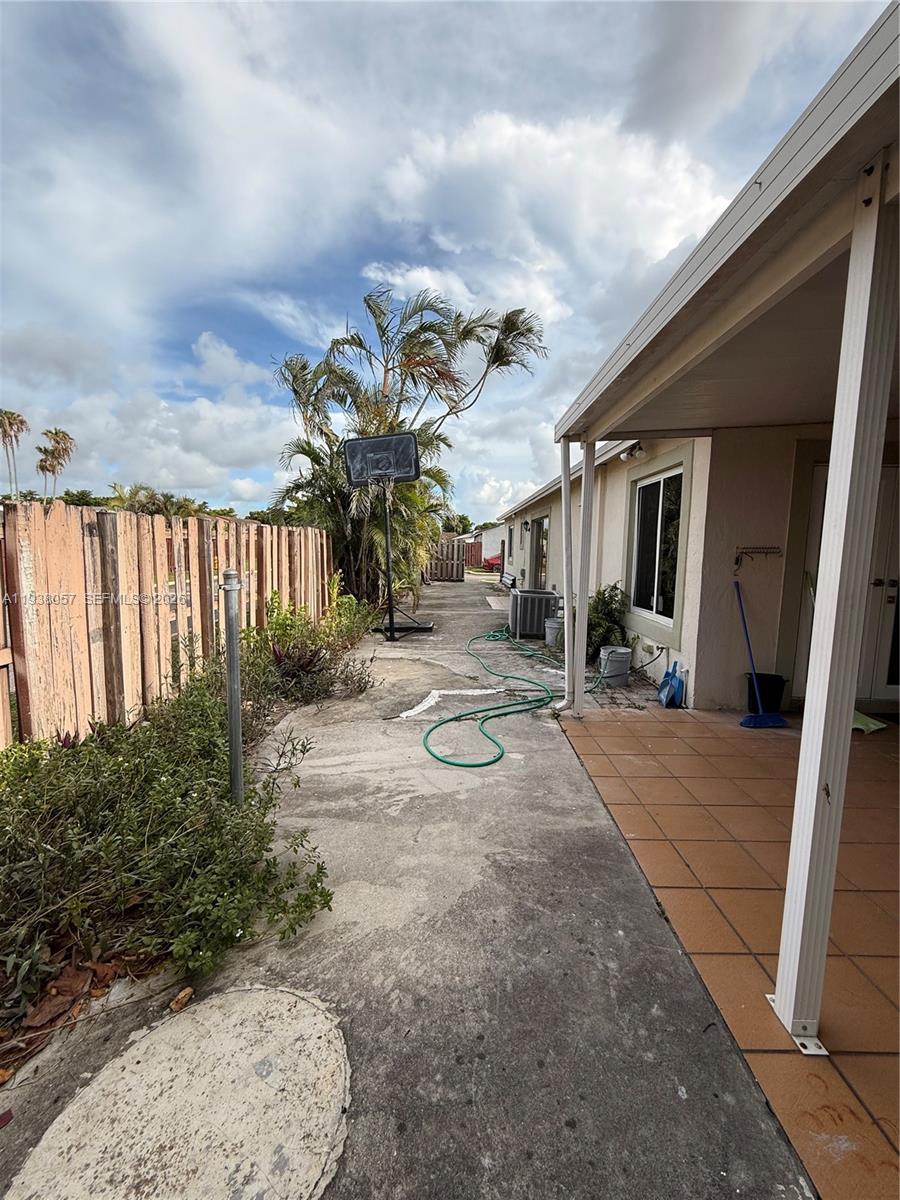 19926 Northwest 67th Place Hialeah, FL 33015 - Photo 30 of 35