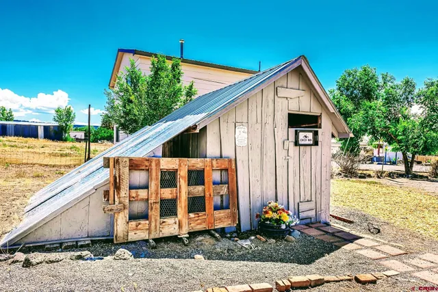 a view of a house with backyard