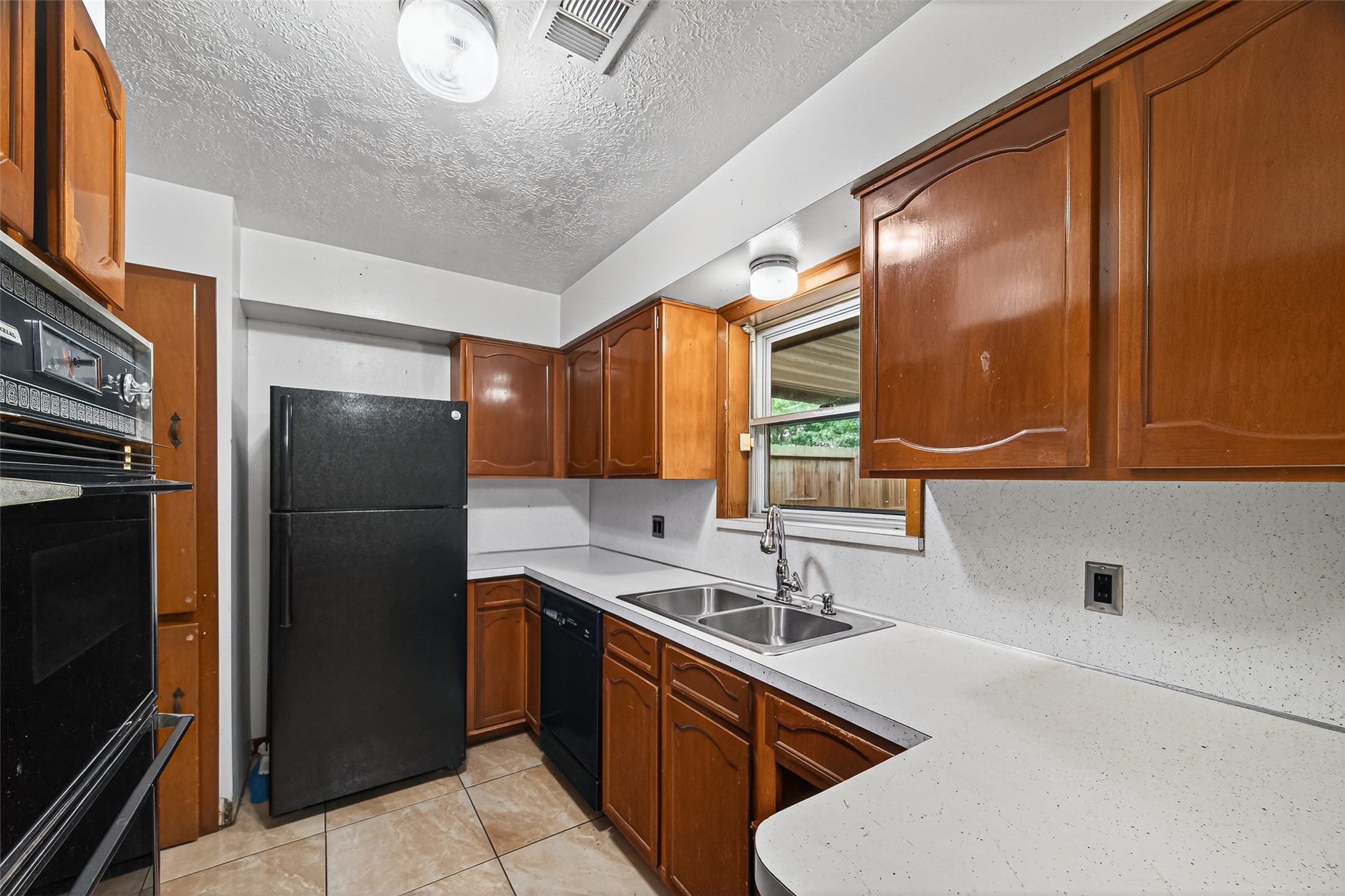 2609 Raspberry Lane Pasadena, TX 77502 - Photo 17 of 40 a kitchen with a sink stove and refrigerator