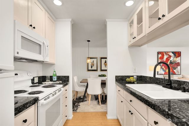 $800,000 | 6333 Lake Washington Boulevard Northeast, Unit 405, Kirkland, WA 98033